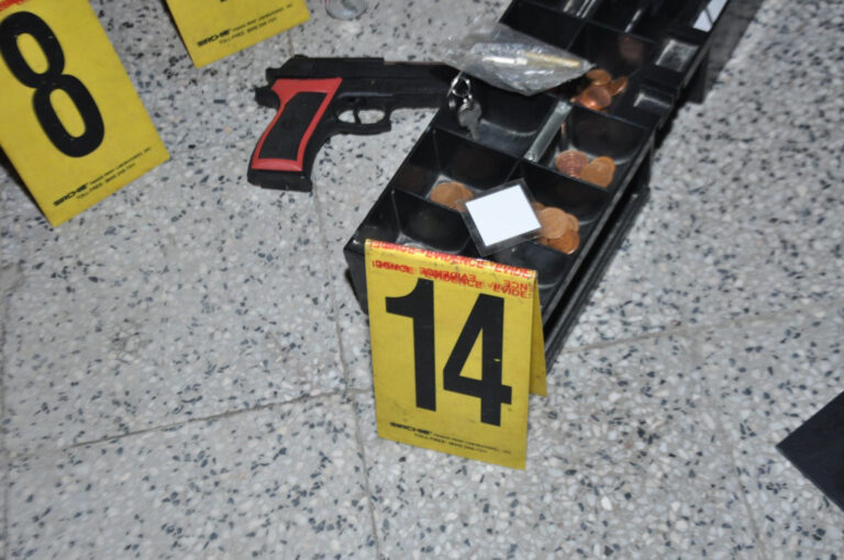 OTUĐILE 4.300 KM: Zeničanke uz prijetnju pištoljem i nožem pljačkale prodavnice u Zenici (FOTO)