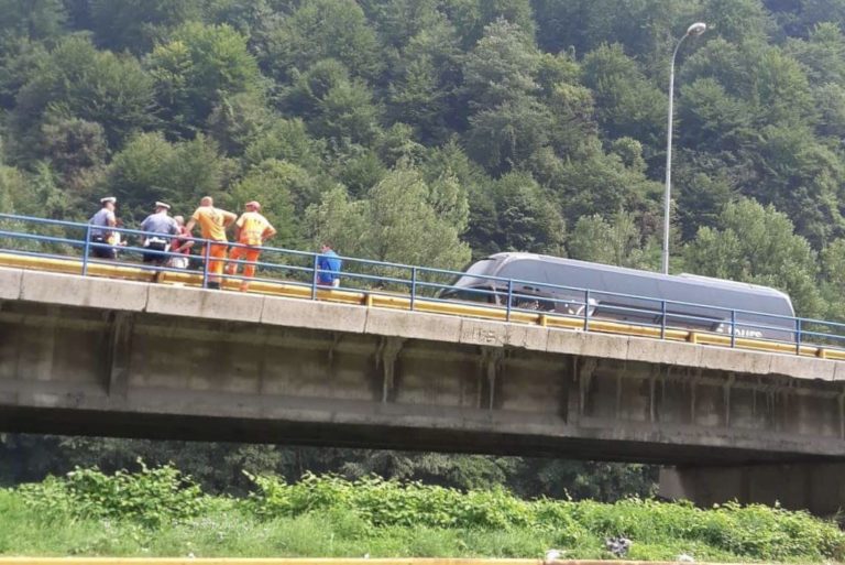 Težak udes na Lašvanskoj petlji: Vozač BMW-a teže povrijeđen nakon sudara s autobusom