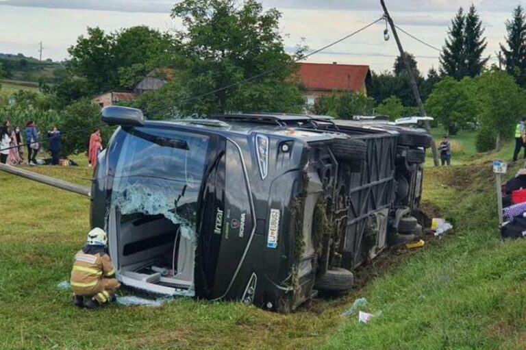 Autobus sa bh. državljanima prevrnuo se kod Karlovca, najmanje šest povrijeđenih