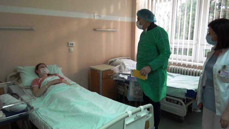 Gradonačelnik Kasumović darivao prvu bebu rođenu u 2021. godini