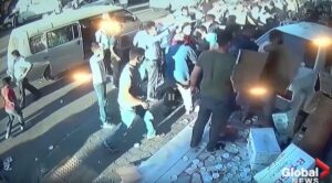 AUTOM SE ZABIO U PRODAVNICU ZA DLAKU PROMASIO DVOJE MALE DJECE 2 696x385 1