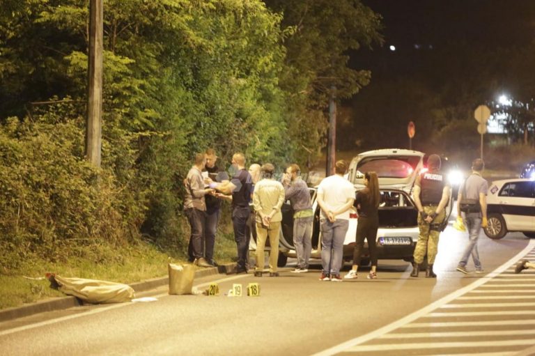 Policajci s dugim cijevima uhapsili trojku u taksiju (FOTO/VIDEO)