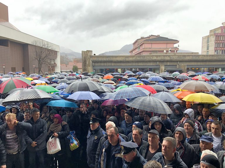 Nepregledna rijeka ljudi na skupu podrške Kasumoviću: Dosta je mraka! (FOTO/VIDEO)