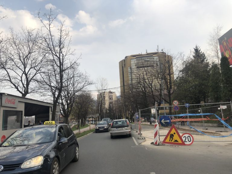 SRAMOTNO: Više od mjesec haosa na Bulevaru u Zenici, nadležni šute!