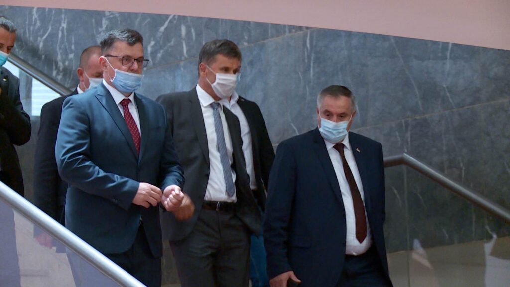 B8DF922D 1BF9 48E3 8640 F766E57610AE