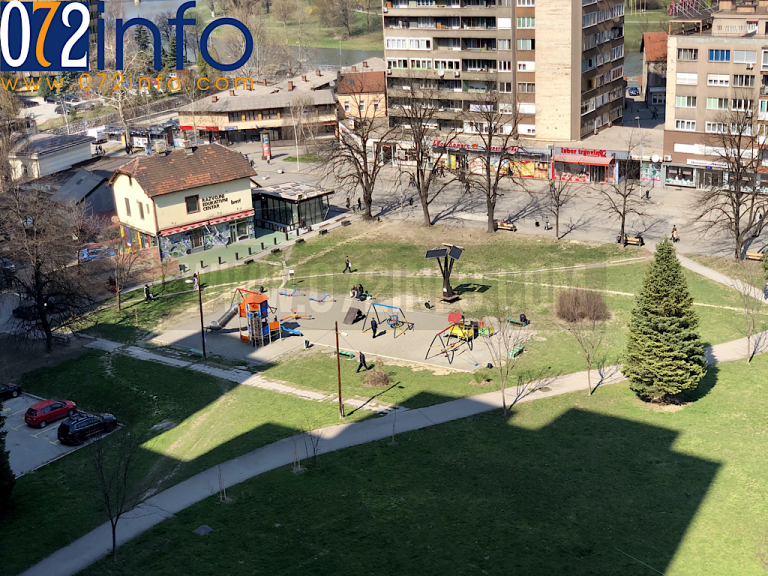 NEODGOVORNO: Iako su zatvorena, roditelji s djecom na igralištu u centru Zenice (VIDEO)