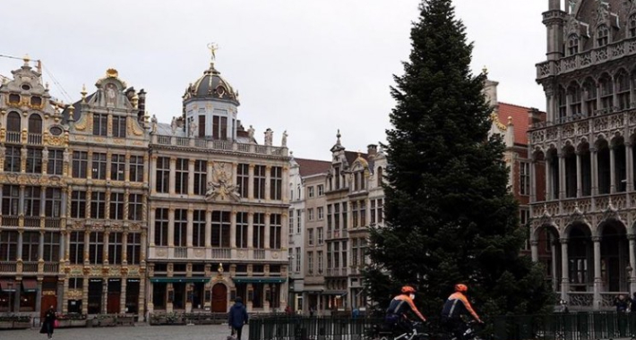 U Bruxellesu postavljena jelka od 18 metara