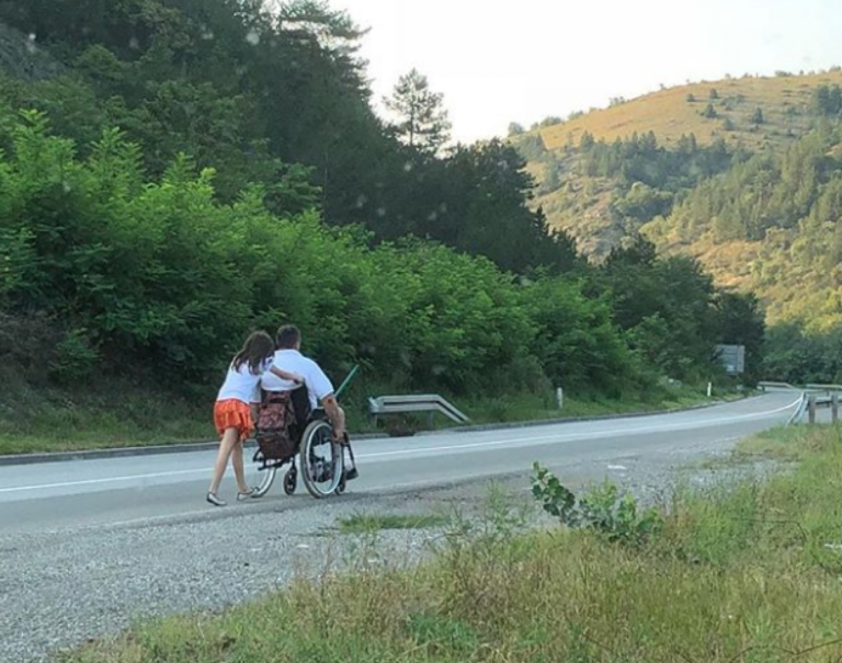 Fotografija djevojčice koja gura oca u kolicima krije priču koja topi srca