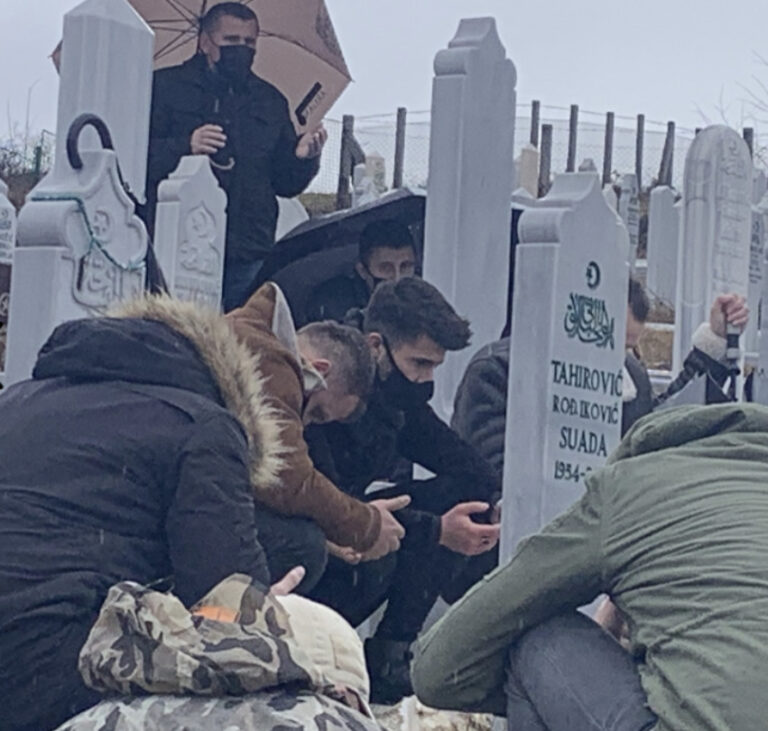 Kenan Tahirović se slomio na dženazi oca