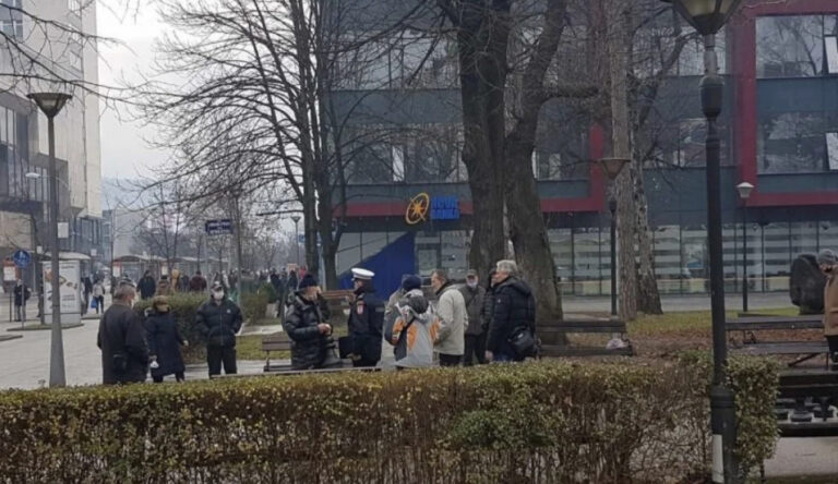 Nesvakidašnja situacija na šahovskom igralištu u BiH: Penzioneri se “zakačili” u toku partije i bacali figure po cesti, intervenisala i policija