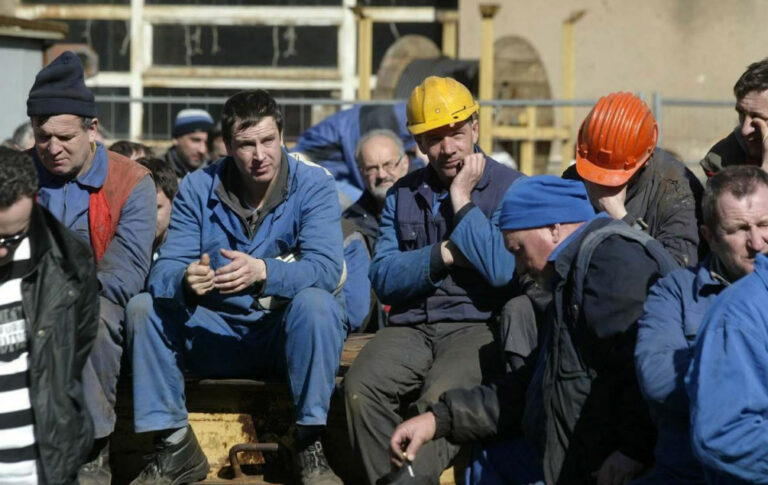 Radnici ne mogu ni kod ljekara dok se ministri ne odmore