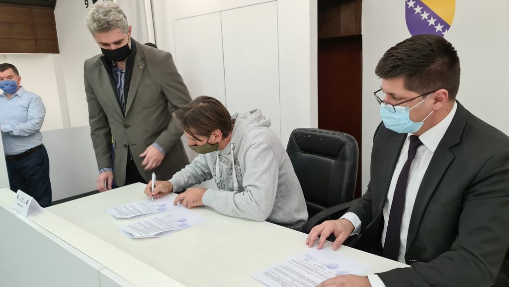 DF9036D2 5C54 40F8 8B9B 2FF33B980340