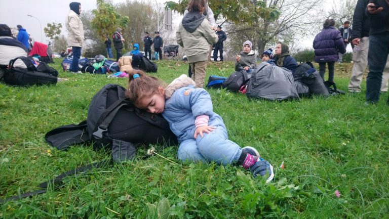 Najtužnija fotografija: Srceparajući prizor djevojčice koja spava na livadi kod Izačića