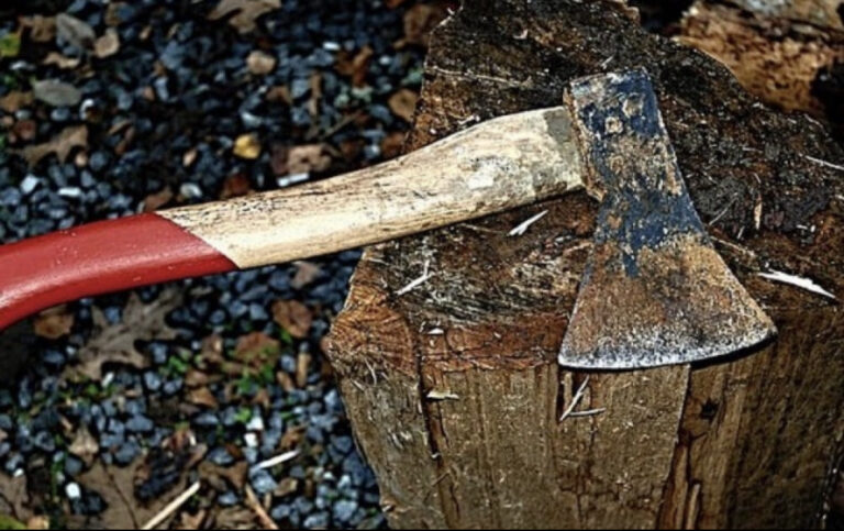 JEZIVO: Na sahrani sjekirom odsjekao sebi prste kako bi dokazao nevinost