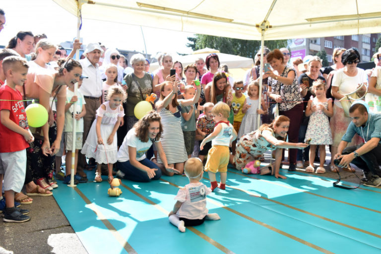 Održana utrka beba u puzanju: Roditelji mališane bodrili s igračkama u rukama