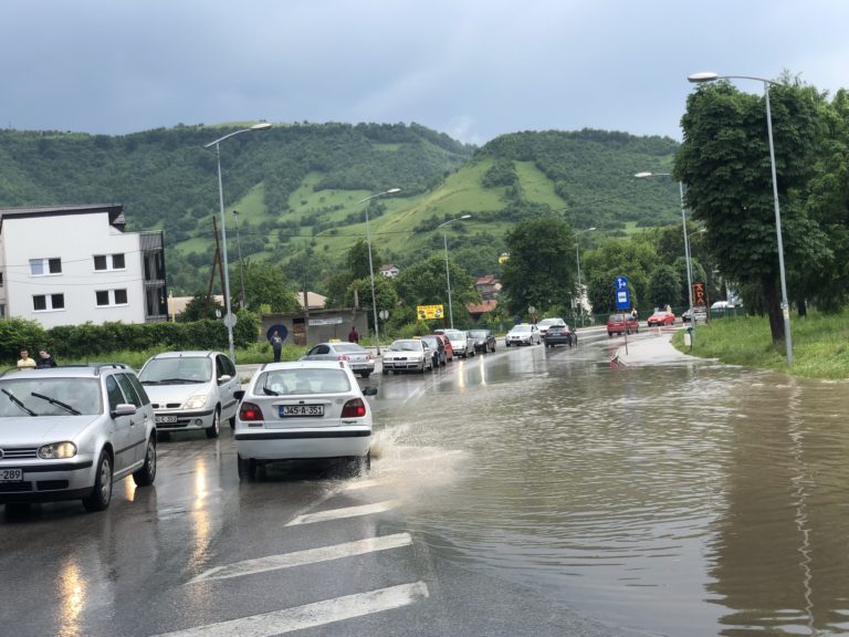 Poplavljen Bulevar u Zenici, ogromni problemi u saobraćaju