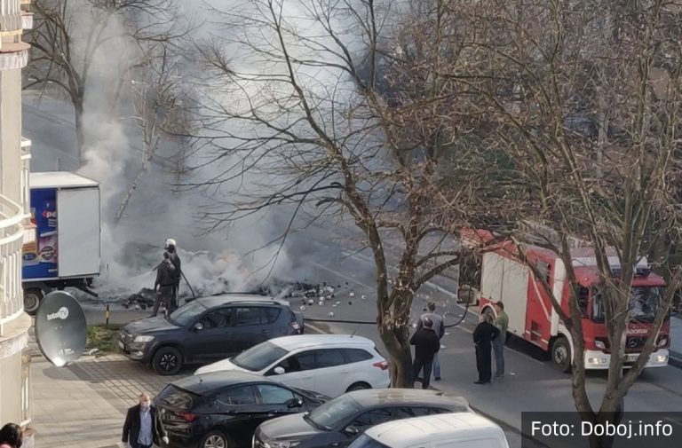 Zapalio se kamion s toalet-papirom u Doboju