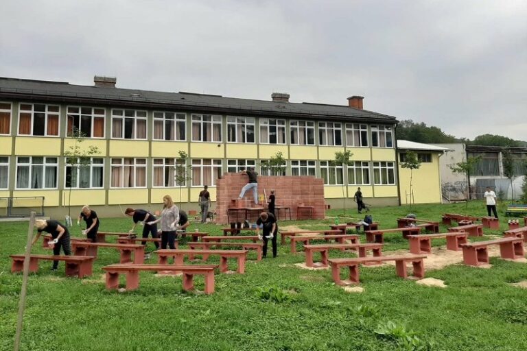 Nastavnici i direktor škole kod Busovače za učenike izgradili učionicu na otvorenom