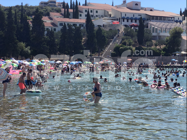 U Neumu niko ne zna za koronu, na plažama nema mjesta, kafići puni (FOTO/VIDEO)