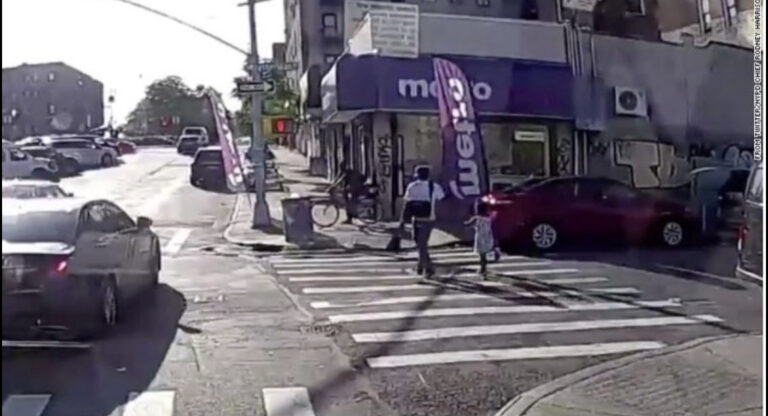 Uznemirujuća snimka: Upucao muškarca pred šestogodišnjom kćerkom