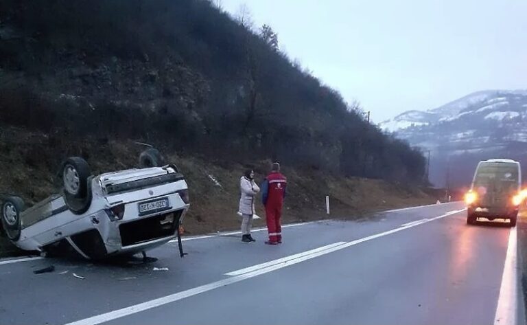 U Janjićima kod Zenice vozač izgubio kontrolu, automobil završio na krovu