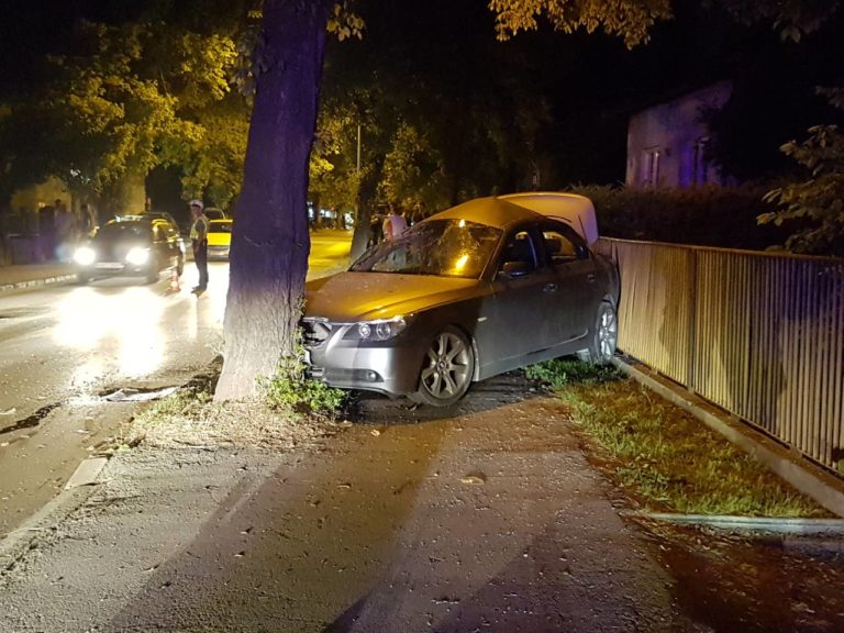Nesreća u Zenici: BMW-om udario u stub ulične rasvjete, pa u drvo
