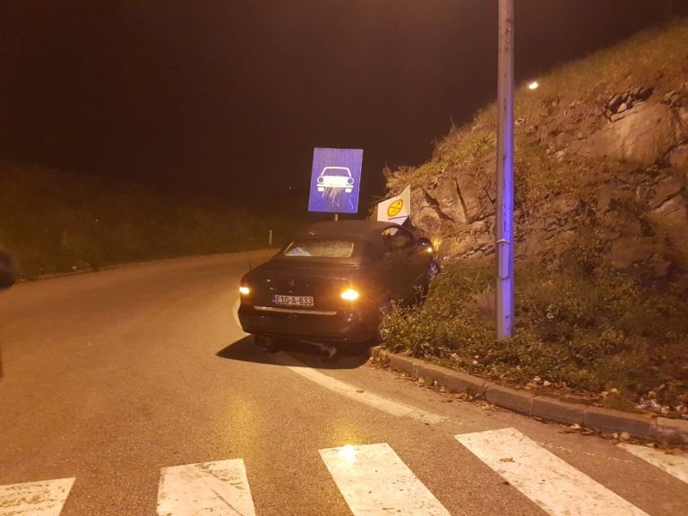 Nesreća na izlazu iz Zenice: Vozač izgubio kontrolu i zabio se u brdo