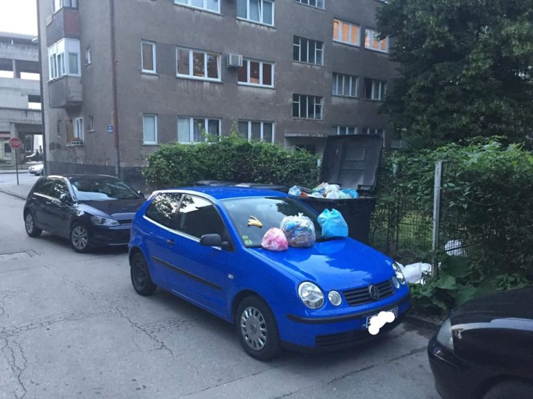 Zeničanin parkirao auto ispred kontejnera, građani ga “kaznili” na originalan način!