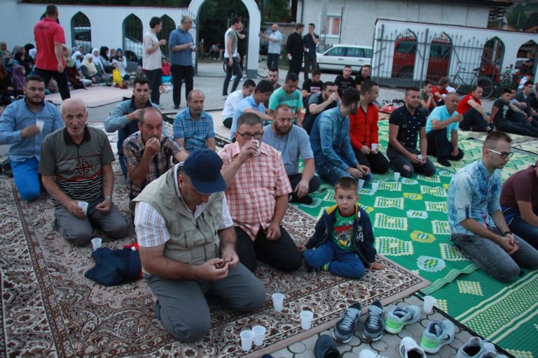 Tradicija zeničke porodice Isak: Zajednički iftar u Lukovom Polju za 600 postača