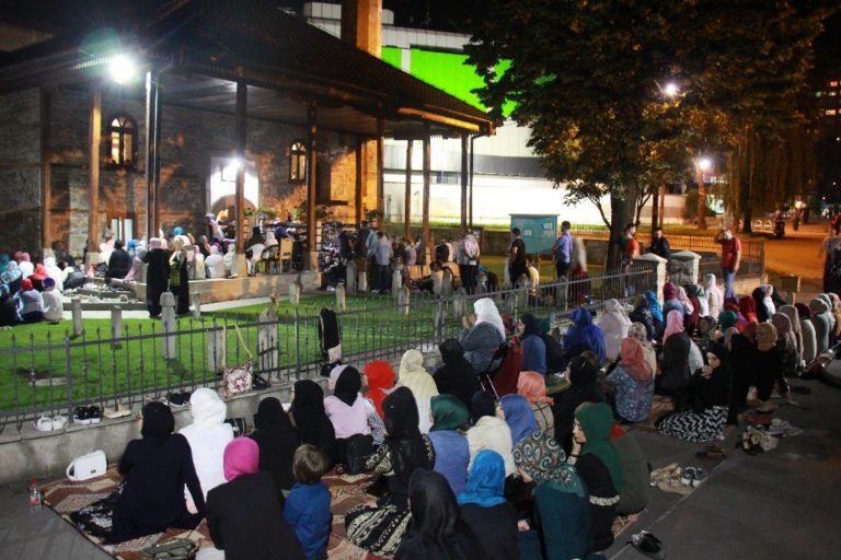 Vjernici ispunili džamije: Zeničani noć Lejletu-l-kadr provode uz Kur’an, zikr i ilahije (FOTO)