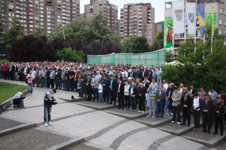 Bajram dođe, mirišu avlije: Hiljade Zeničana klanjalo bajram-namaz