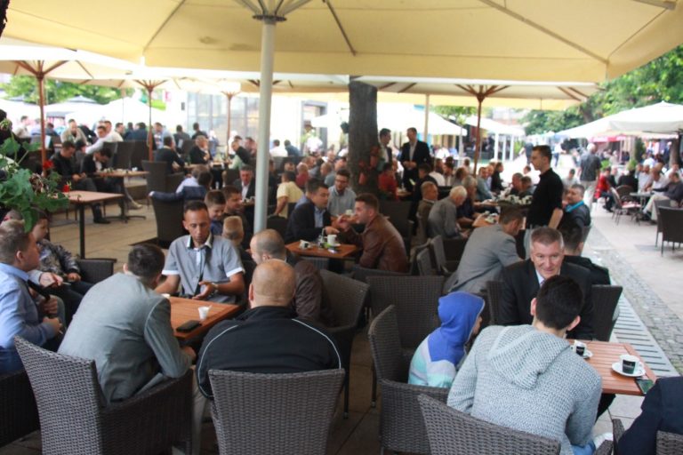 Zenica: Tradicionalno bajramsko druženje u starom dijelu grada uz zvuke sevdaha! (FOTO/VIDEO)