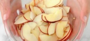 Isjekla jabuku na listiće i polila ih vodom 696x319 1