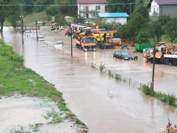 JAKO NEVRIJEME U BIH POTOPILO GRAD: Automobili zaglavljeni na poplavljenoj cesti