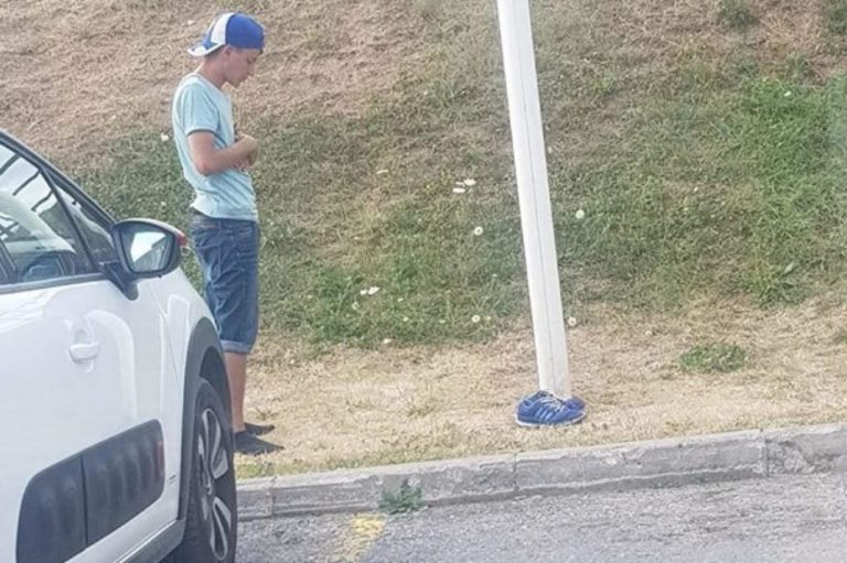 Slika dječaka migranta koji klanja iza sebe krije priču koja će vam natjerati suze na oči