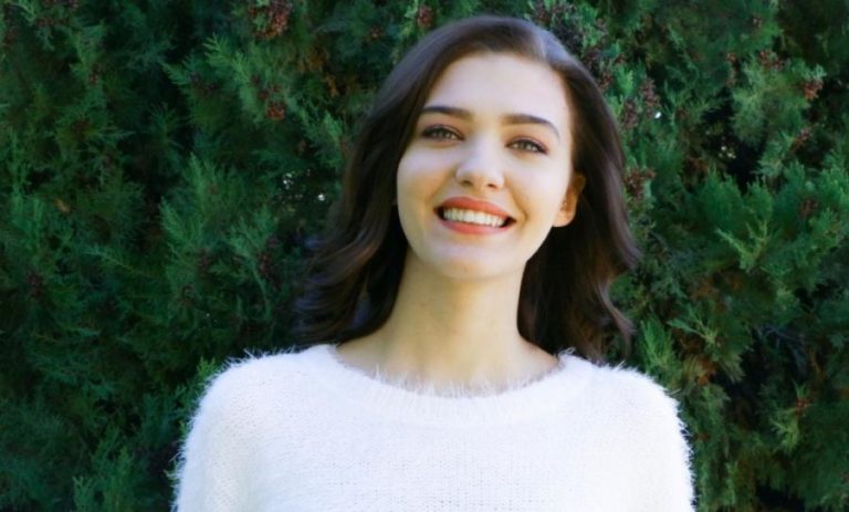 Model u ulozi Sureje u seriji Elif