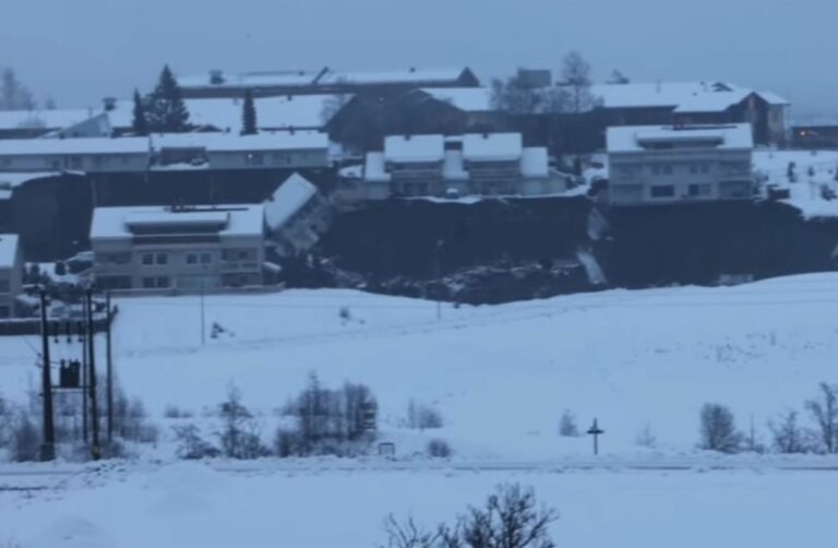 Stravični prizori: Klizište progutalo dio sela, kuće se ruše kao kule od karata