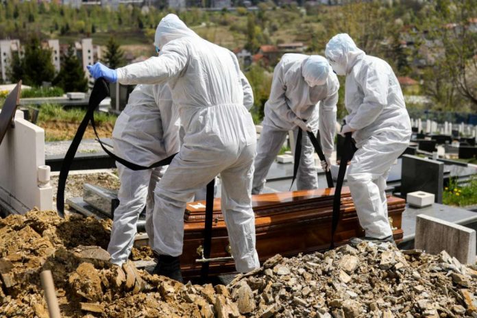 POGLEDAJTE KAKO IZGLEDA SAHRANA PACIJENTA KOJI JE PREMINUO OD KORONAVIRUSA pixsell 1 696x464 1