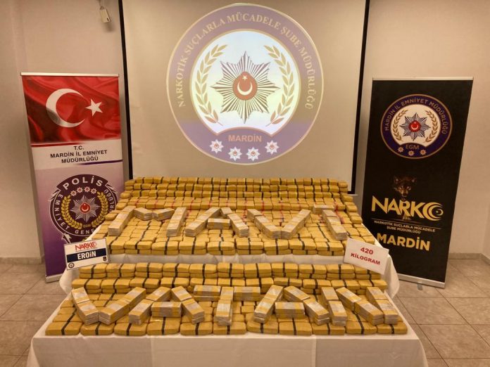 POLICIJA PRETRESOM VOZILA ZAPLIJENILA 420 KILOGRAMA HEROINA aa 1 696x522 1