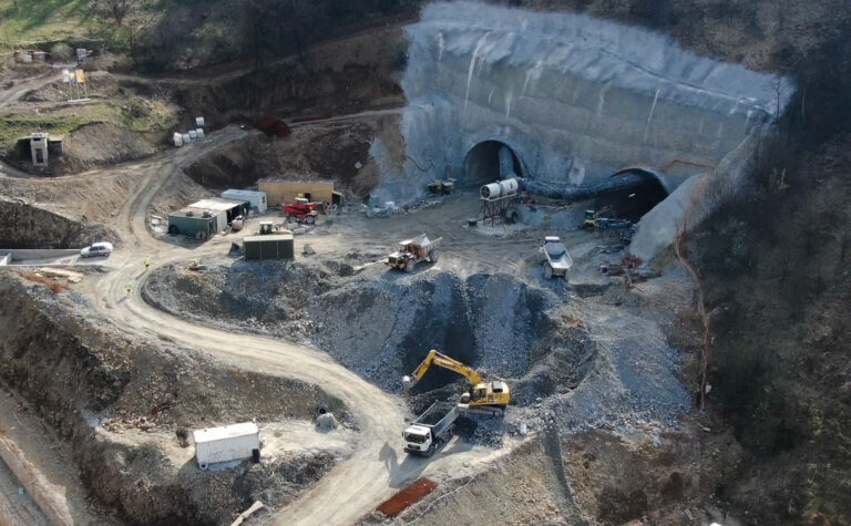 SAZNAJEMO | DRAMA U TUNELU PONIRAK: Pala korpa sa radnicima, teško povrijeđeni, smješteni u bolnicu