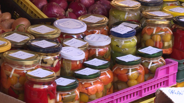 PRIPREMANJE ZIMNICE: Možda je lakše i jeftinije, ali nije zdravije