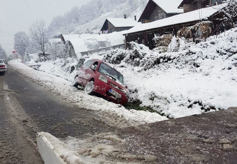 Zenica: Otežan saobraćaj, skraćene autobuske linije, saobraćajne nesreće… (FOTO)