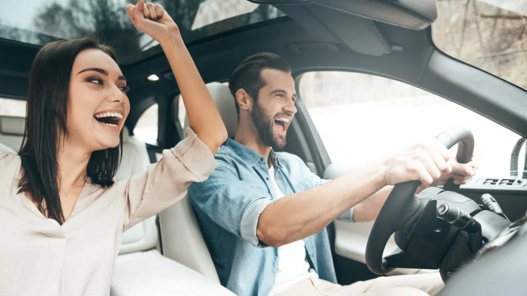 Psiholozi objasnili zašto tako uživamo u pjevanju dok vozimo