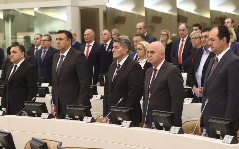 Socijaldemokrate traže smanjenje plata: Ministri i parlamentarci mogu živjeti sa 800 KM