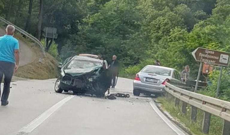 Teška saobraćajna nesreća na bh. cestama, zastrašujući prizori: Muškarac bez svijesti visi iz automobila