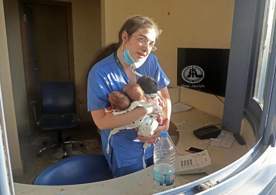 Dirljiva fotografija iz Bejruta: Medicinska sestra zove pomoć dok u rukama  drži tri bebe | Portal 072info
