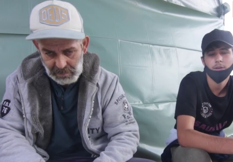 Pet godina žive ispod mosta okruženi zmijama, pacovima i minama