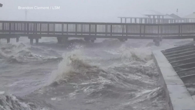 Uragan Delta srušio brojne kuće i ostavio stotine hiljada Amerikanaca bez struje