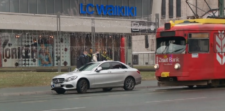 Blokiraj saobraćaj u Sarajevu: Žena otišla u kupovinu, Mercedes ostavila na šinama