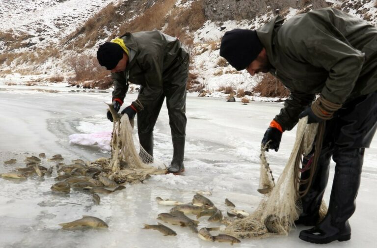 Turska: Pecanje ribe na zaleđenoj rijeci